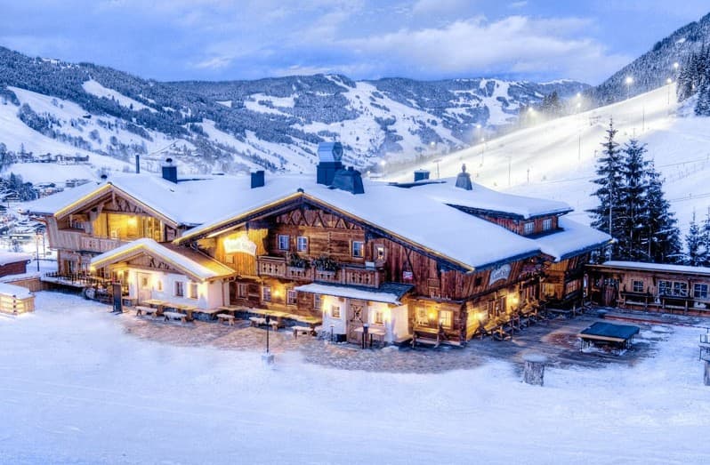 Wenn die Sonne das Tal in warmes Licht taucht und über die Berge zieht, erwacht der Xandl Stadl, gelegen im Tal, wo die Berge zum Greifen nah sind, zu einem Ort voller Leben und besonderer Momente. Auf der traumhaften Terrasse verschmelzen Licht, Begegnungen und Beats zu Erinnerungen, die bleiben. Hier werden Augenblicke lebendig, Emotionen spürbar – und jeder Tag bekommt seinen eigenen Zauber.

TICKETINFO:
Zutritt zu dieser Location ist ausschließlich mit einem gültigen Ticket möglich.
Bei einer Tischreservierung wird automatisch die passende Anzahl an Entry Tickets hinzugefügt.

🎿 Piste 37 & 38
🚗 Keine Parkplätze vorhanden, Zufahrt mit Taxi möglich
🚗 Nächste Parkmöglichkeit: Parkplatz 12er Kogel Bahn, 12er Express, Westgipfelbahn