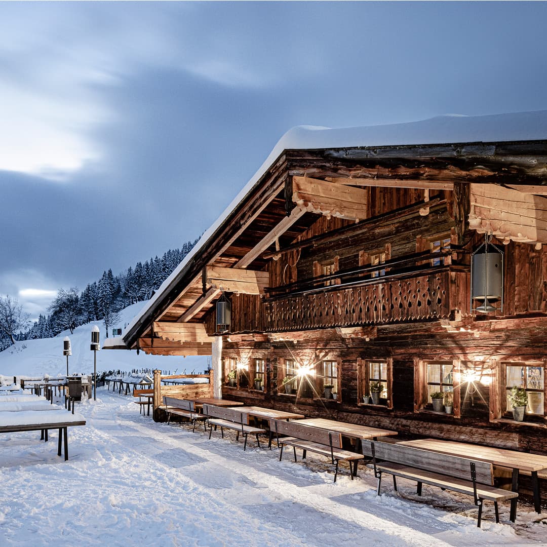Erreichbar mit der Gondel öffnet sich die Wieseralm – eine einzigartige Terrasse, exklusiv, hochwertig und voller Charme. Von hier aus genießt du atemberaubende Ausblicke über die Bergwelt, während sanfte Beats, DJ-Sets oder Live-Acts die Luft erfüllen und jeden Moment mit Energie und Atmosphäre aufladen. Ein Ort, an dem Genuss, Musik und Panorama miteinander verschmelzen und jeder Augenblick spürbar wird.

TICKETINFO
Zutritt zu dieser Location ist ausschließlich mit einem gültigen Ticket möglich.
Bei einer Tischreservierung wird automatisch die passende Anzahl an Entry Tickets hinzugefügt.

⛷️	Piste 70
🚶‍♂️	Direkt bei der Bergstation Reiterkogelbahn
🚕   Nächste Parkmöglichkeit: Parkgarage Reiterkogelbahn