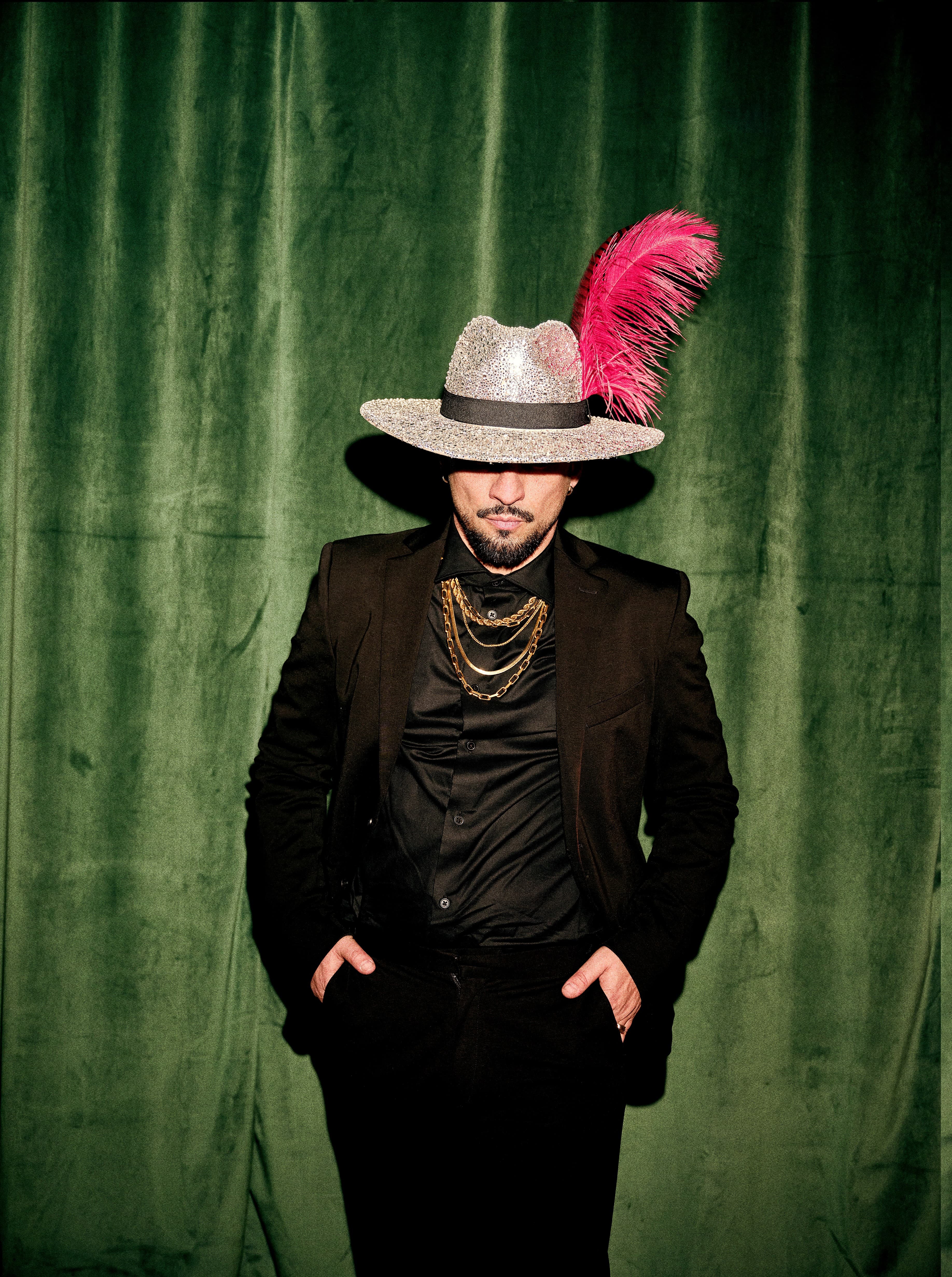 Disco Dom bringt Disco- und Funk-Sounds der 70s und 80s in die Gegenwart – groovig, verspielt und direkt für den Dancefloor gedacht. Moderner House trifft auf diesen zeitlosen Disco-Drive, mit dem er bereits auf internationalen Bühnen wie Coachella, Tomorrowland und EDC Las Vegas zu erleben war.

Auf der Terrasse des Xandl Stadls entfaltet dieser Sound genau die richtige Wirkung. Ein Homecoming an einem Ort, der seit Tag 1 Teil der White Pearl Mountain Days ist. Disco Dom liefert hier den Soundtrack für eine kleine Zeitreise und einen groovigen Nachmittag auf der Xandl Stadl Terrasse.


TICKETINFO:
Zutritt zu dieser Location ist ausschließlich mit einem gültigen Ticket möglich.
Bei einer Tischreservierung wird automatisch die passende Anzahl an Entry Tickets hinzugefügt.

🎿 Piste 37 & 38
🚗 Keine Parkplätze vorhanden, Zufahrt mit Taxi möglich
🚗 Nächste Parkmöglichkeit: Parkplatz 12er Kogel Bahn, 12er Express, Westgipfelbahn
