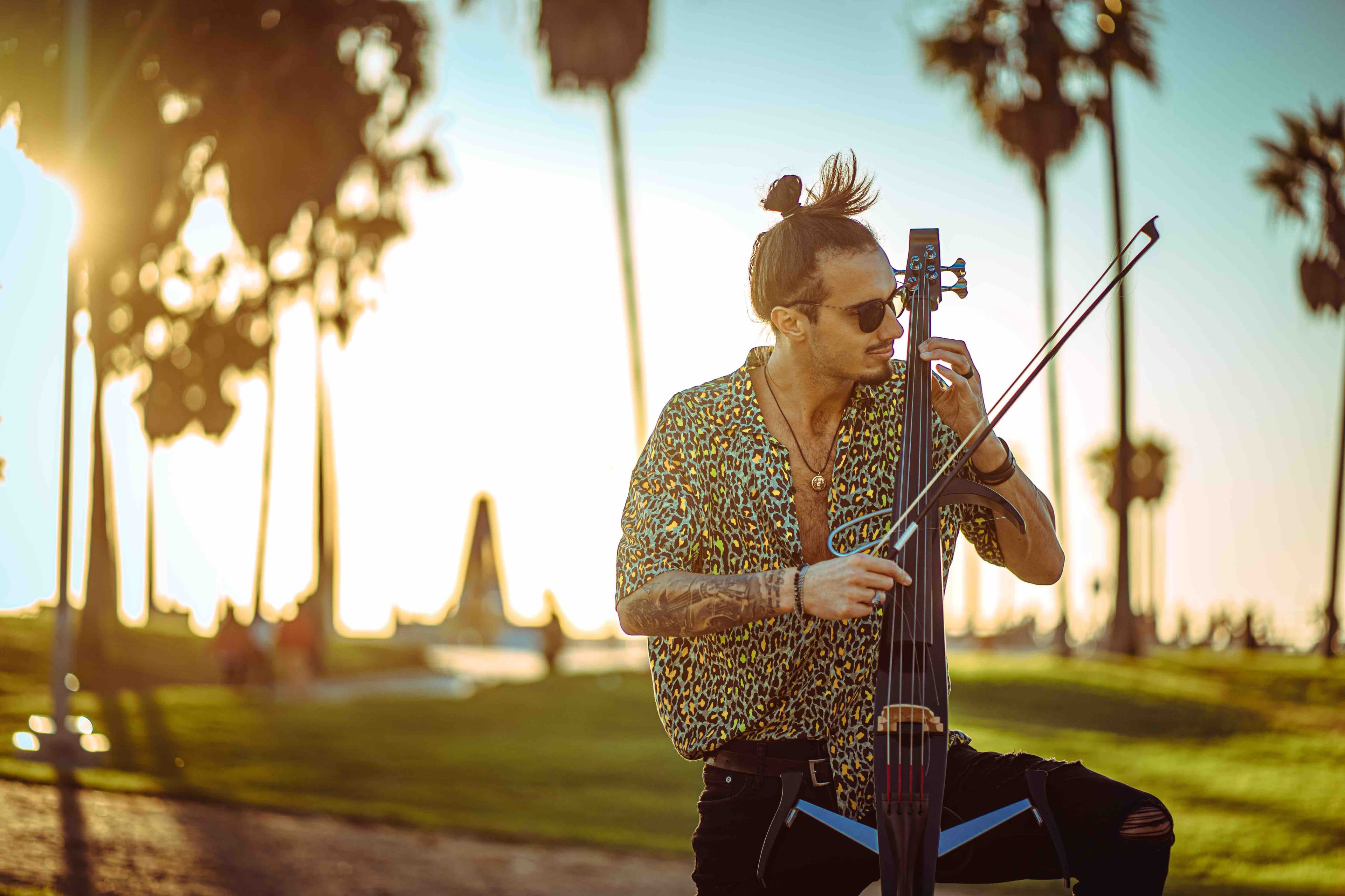 In Saalbach, wenn die Dunkelheit hereinbricht, wird das Soul House zu einem besonderen Erlebnis. DJs und Live-Acts erfüllen die Location mit pulsierenden Beats, während Musik, Licht und Stimmung zu Momenten verschmelzen, die in Erinnerung bleiben.
TICKETINFO:
Es wird kein Ticket benötigt, um die Location zu besuchen - der Einlass erfolgt nach dem first come first serve Prinzip.
Keine Tischreservierungen möglich.
⛷️ Piste 146
🚕 Keine Parkplätze vorhanden, Zufahrt mit Taxi möglich