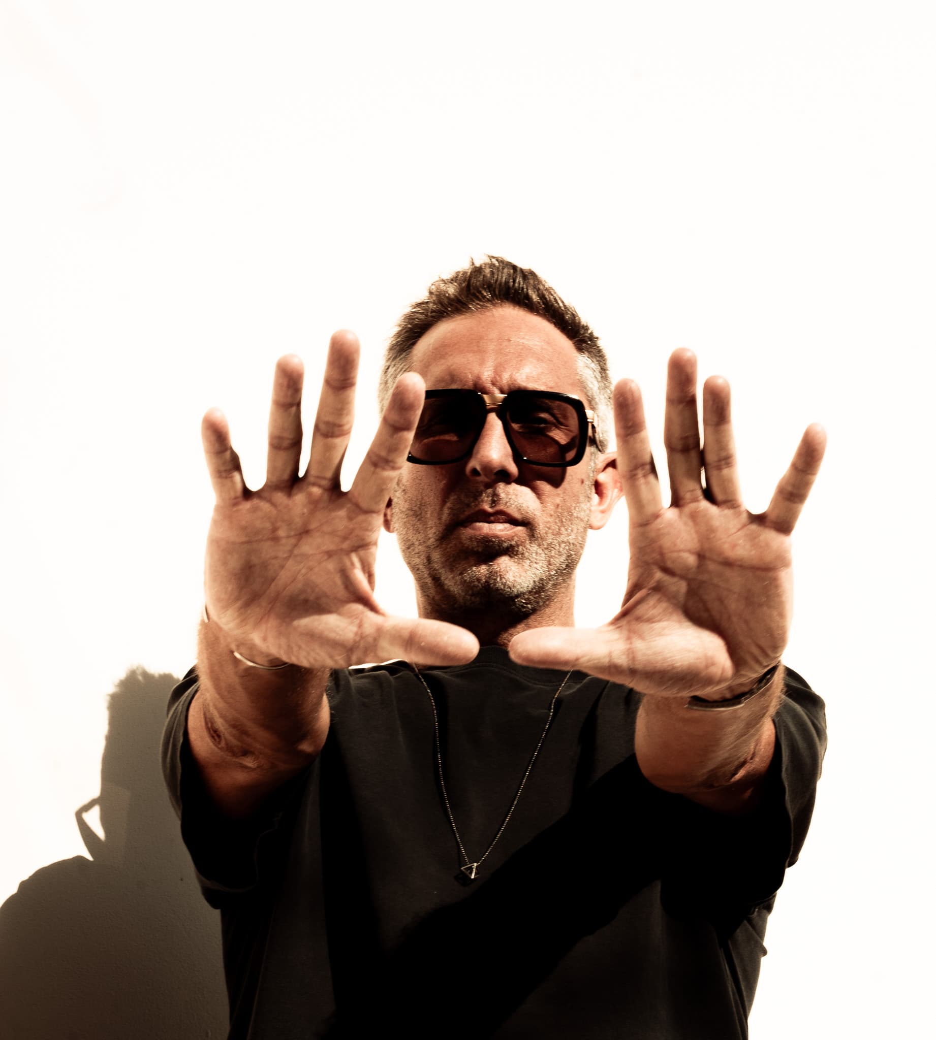 Genuss Hoch 12 – exklusiv, charmant und voller Energie. Hoch oben, umgeben von Bergen, verschmelzen kulinarische Höhepunkte mit pulsierenden Beats, die den Moment tragen. Hier wird jeder Augenblick zu einem Erlebnis zwischen Geschmack, Musik und unvergesslicher Atmosphäre – ein Ort, an dem sich Genuss und Vibes auf ganz neue Weise verbinden.
TICKETINFO:
Für einen garantierten Sitzplatz empfehlen wir dir eine Tischreservierung.
Es wird kein Ticket benötigt, um die Location zu besuchen - der Einlass erfolgt nach dem first come first serve Prinzip.
⛷️ Piste 30 & 36
🚶♂️ Direkt bei der Mittelstation 12er Kogel Mittelstation
🚕 Nächste Parkmöglichkeit: Parkplatz 12er Kogel Bahn