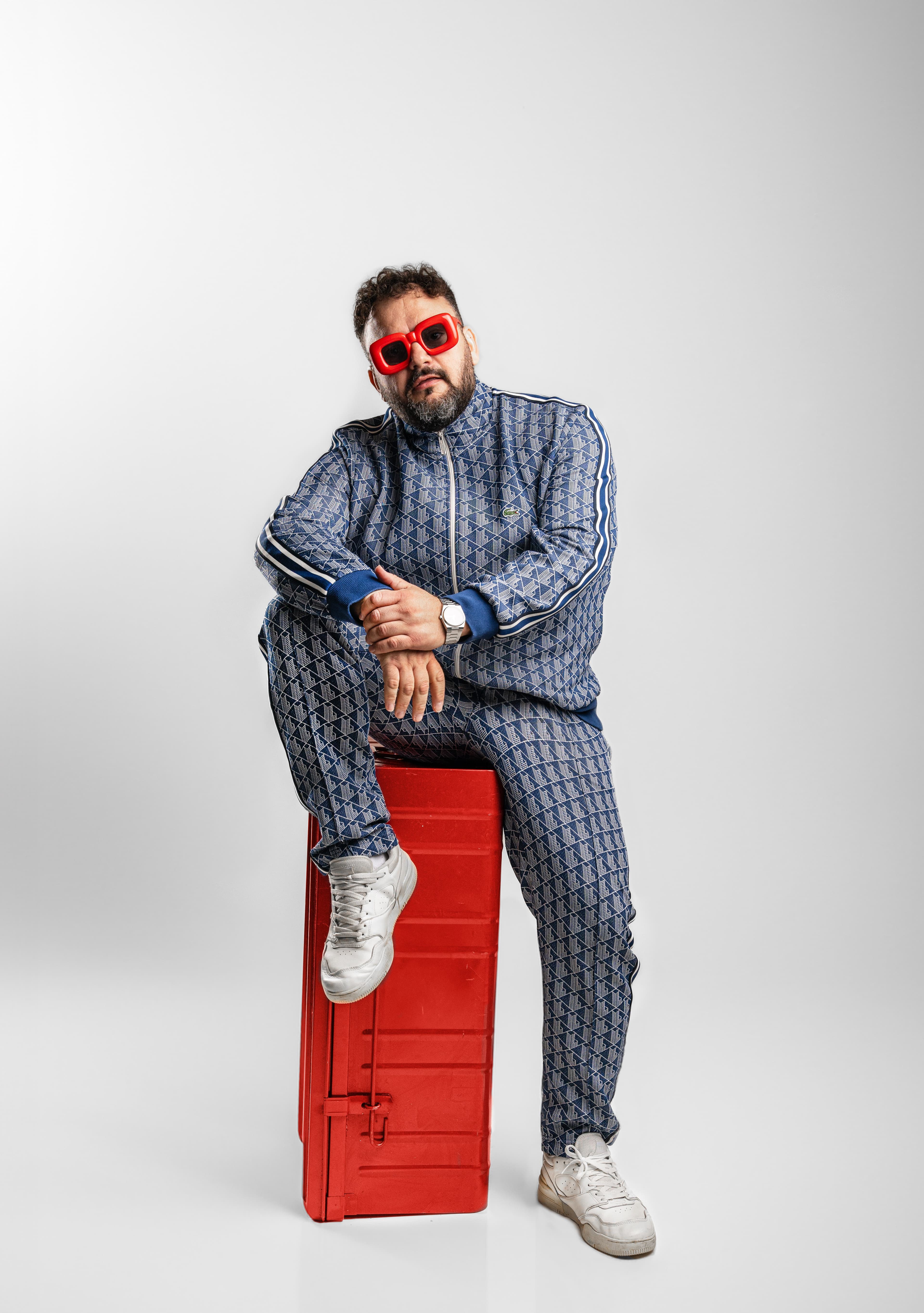 Mitten im Tal von Hinterglemm, wo der alpine Lifestyle auf entspannte Atmosphäre trifft, geht das Licht sanft ins Dunkel über. Überall auf der Terrasse des Schwarzachers spürst du Beats und Sounds, die Stimmung und Energie tragen, während sich Musik, Begegnungen und Ambiente zu unvergesslichen Momenten verweben. Ein Ort, an dem jeder Augenblick lebendig wird – und der Abend zum Erlebnis wird.
TICKETINFO:
Zutritt zu dieser Location ist ausschließlich mit einem gültigen Ticket möglich.
Bei einer Tischreservierung wird automatisch die passende Anzahl an Entry Tickets hinzugefügt.
⛷️ Piste 10 / U-Bahn Talstation
🚕 Keine Parkplätze vorhanden, Zufahrt mit Taxi möglich
🚕 Nächste Parkmöglichkeit: Parkplatz 12er Express, Westgipfelbahn