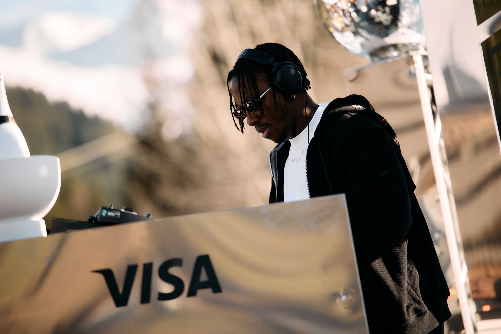 Im Has’nstall, unmittelbar an der Bergstation der Hochalmbahn, verbinden sich alpines Lebensgefühl und lässige Eleganz – der perfekte Place to be. Die Visa White Pearl Lounge ist dein täglicher Treffpunkt für besondere Genussmomente – ob beim Kaffee am Morgen, beim Anstoßen mit Freunden vor atemberaubender Bergkulisse oder beim Sonnen im Liegestuhl. Sanfte Lounge-Beats unserer WPMDAYS DJs schaffen die perfekte Atmosphäre für magische Augenblicke, in denen Zeit und Rhythmus eins werden.
⛷️ Piste 50 & 58
🚶♂ Direkt bei der Bergstation Hochalmbahn
🚕 Nächste Parkmöglichkeit: Parkplatz Hochalmbahn