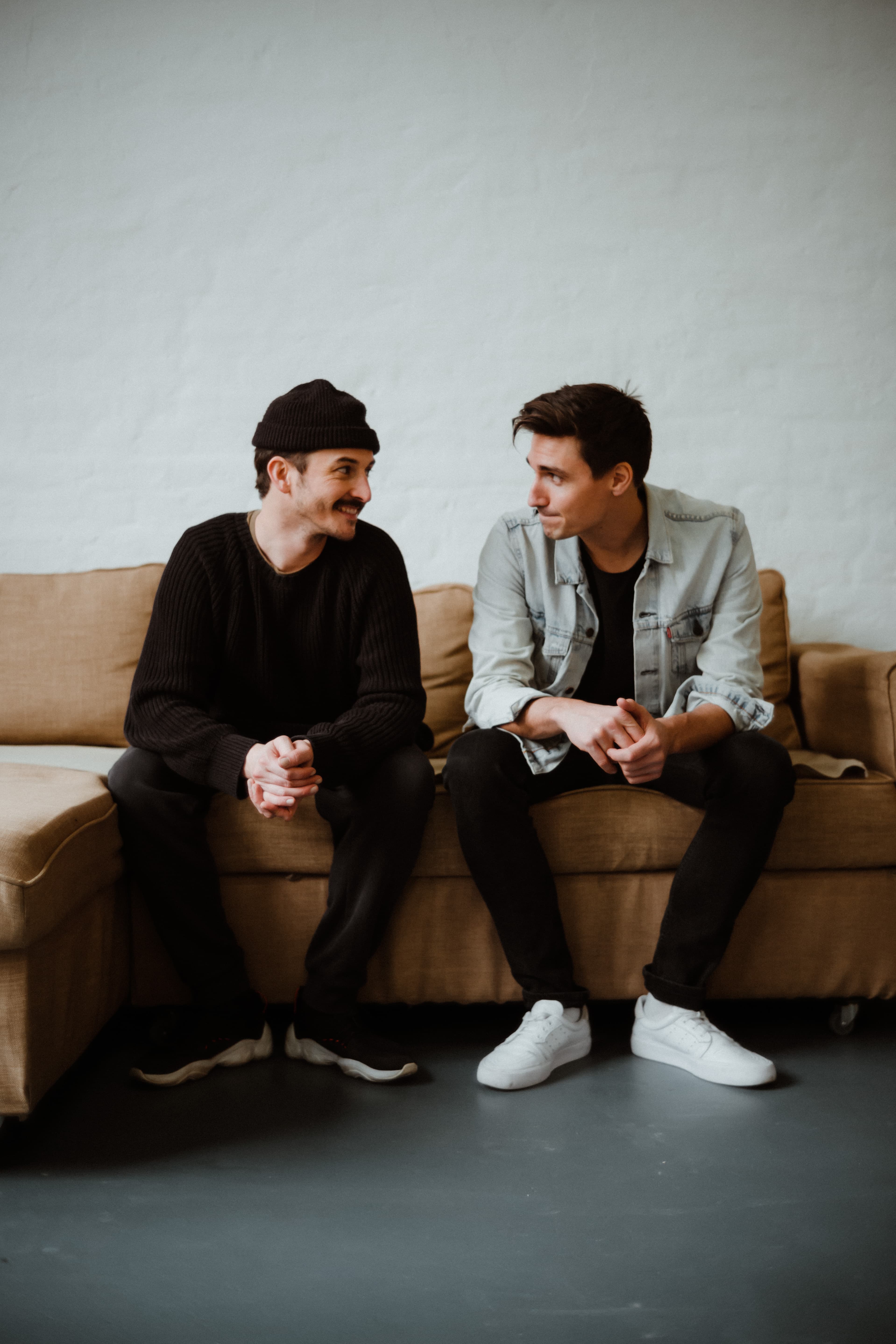 Mitten in der ruhigen Umgebung der Leoganger Steinberge, umgeben von natürlichen Materialien, liegt die Sonnenterrasse – ein Ort voller Charakter und Harmonie. Zwischen Panorama und Bergen entfaltet sich eine besondere Atmosphäre, während ein Mix aus exzentrischen Klängen und tiefen Emotionen die Luft erfüllt und jedem Moment Magie verleiht. Ein Platz, an dem Natur, Musik und Begegnungen zusammenkommen und Augenblicke unvergesslich werden.
TICKETINFO:
Für einen garantierten Sitzplatz empfehlen wir dir eine Tischreservierung.
Es wird kein Ticket benötigt, um die Location zu besuchen - der Einlass erfolgt nach dem first come first serve Prinzip.
⛷️ Piste 204 & 205
🚕 Parkplätze vorhanden, Zufahrt mit Taxi möglich