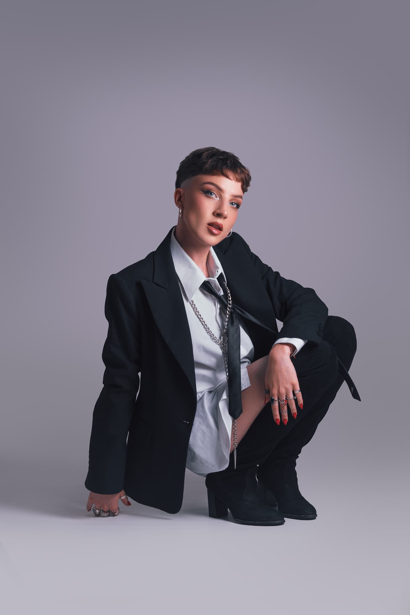 In Saalbach, wenn die Dunkelheit hereinbricht, wird das Soul House zu einem besonderen Erlebnis. DJs und Live-Acts erfüllen die Location mit pulsierenden Beats, während Musik, Licht und Stimmung zu Momenten verschmelzen, die in Erinnerung bleiben.
TICKETINFO:
Es wird kein Ticket benötigt, um die Location zu besuchen - der Einlass erfolgt nach dem first come first serve Prinzip.
Keine Tischreservierungen möglich.
⛷️ Piste 146
🚕 Keine Parkplätze vorhanden, Zufahrt mit Taxi möglich